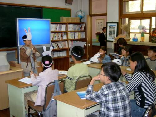 "우리가 키우는 동물은 행복할까?"라는 주제로 진행중인 6학년 김영주 선생님 반 아이들 